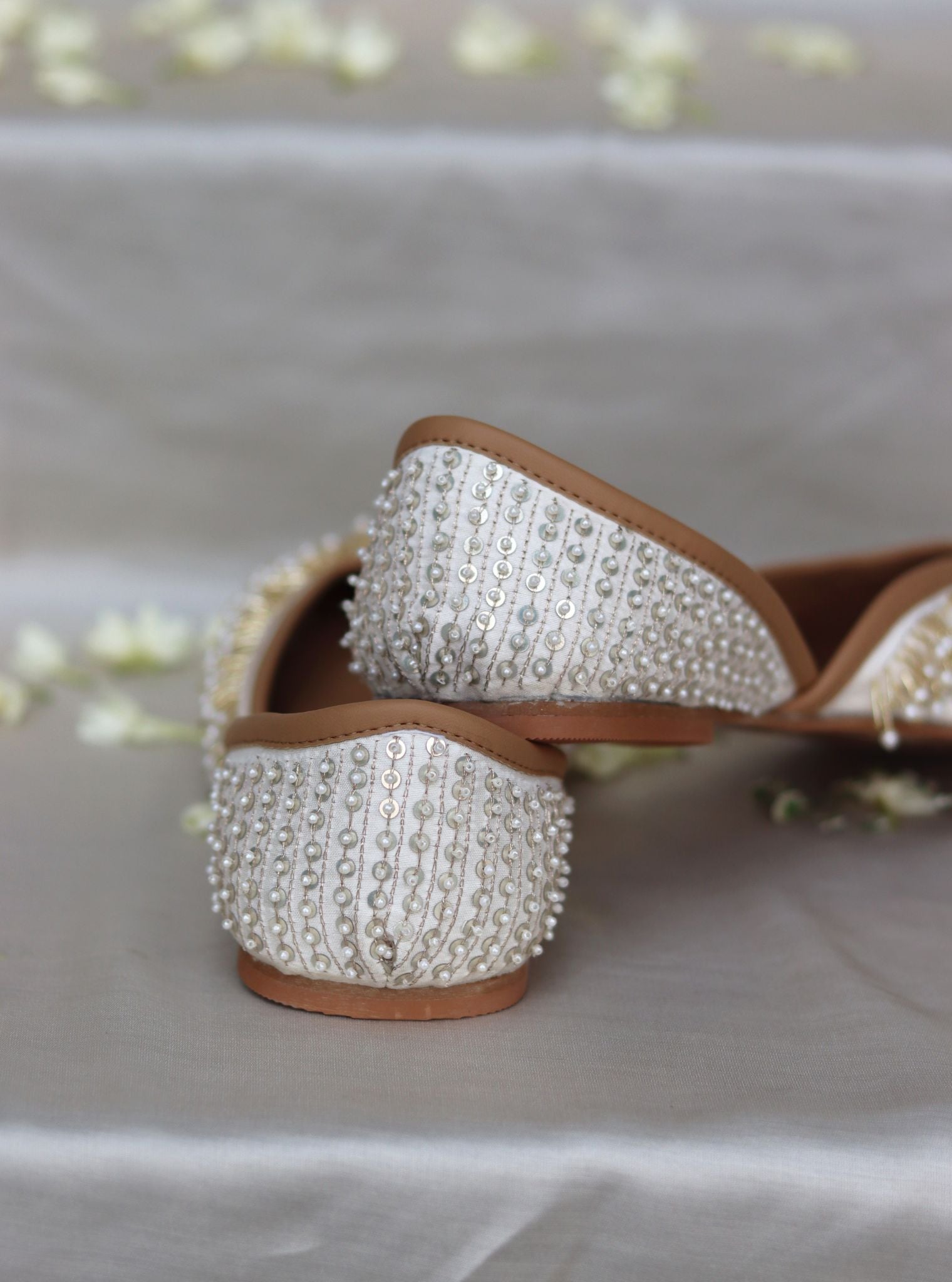 Aira Off White Vegan Jutti