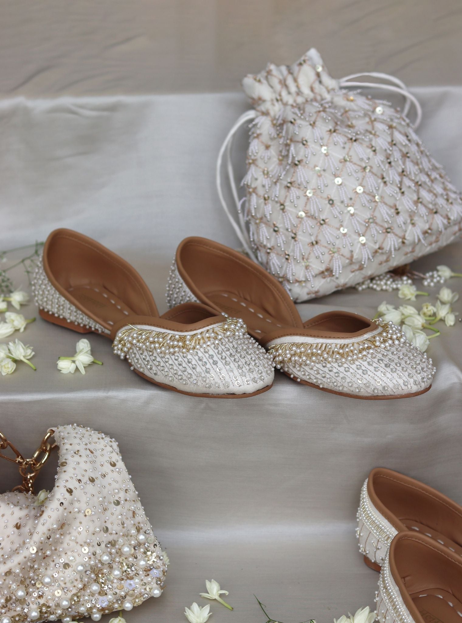 Aira Off White Vegan Jutti