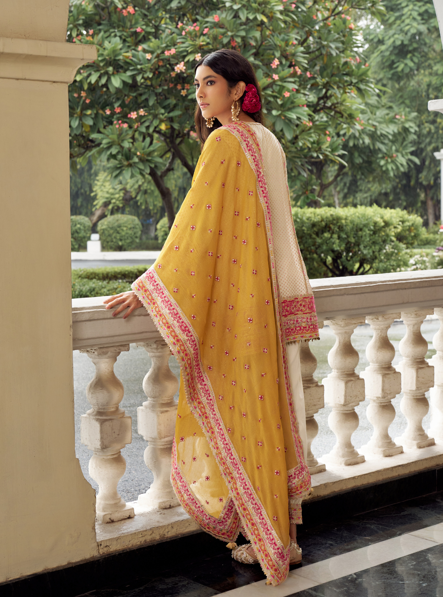 Utsavi Off White Banarasi Kurta With Farshi Salwar