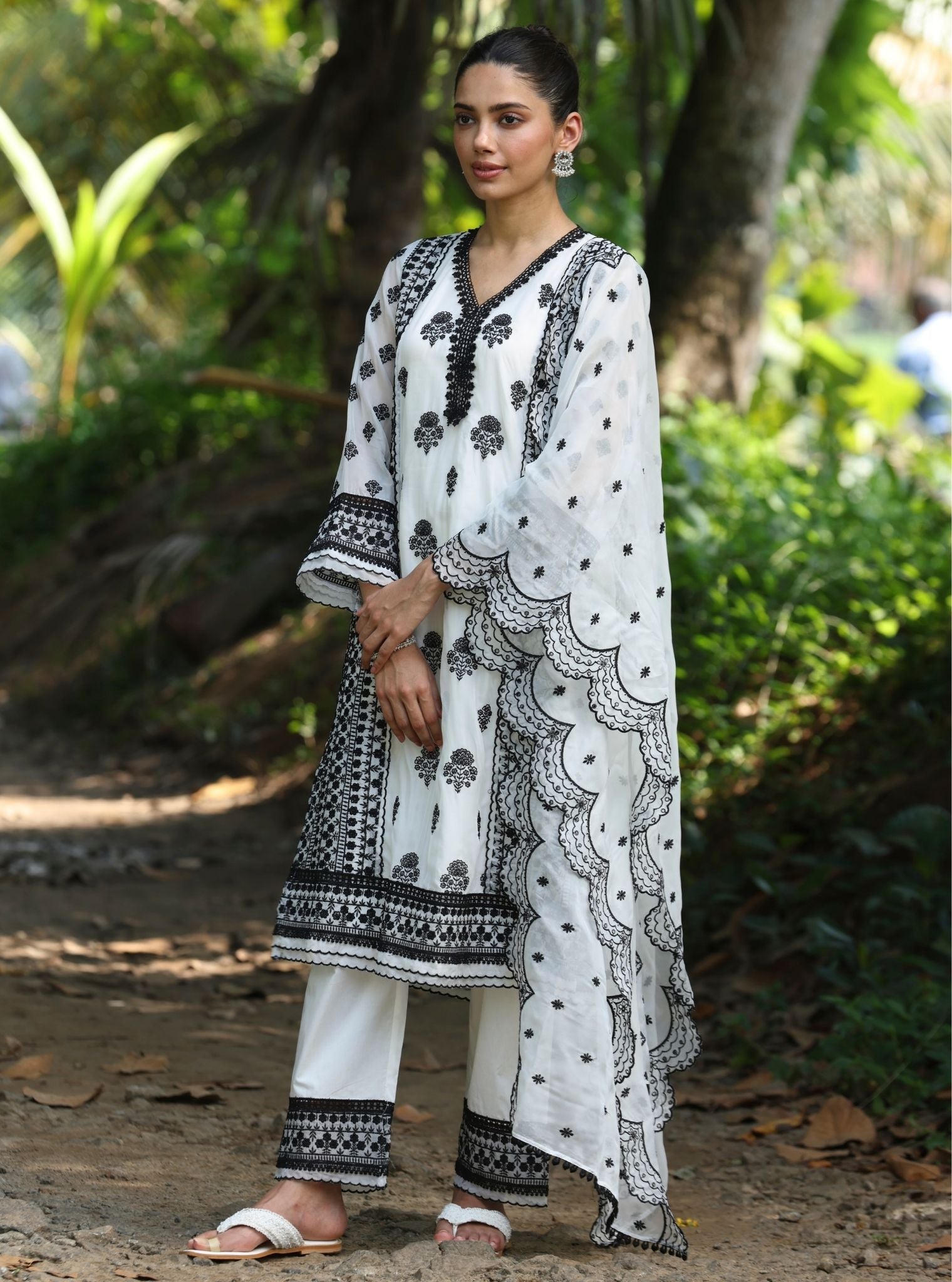 Mulmul Organza Tisya White Dupatta